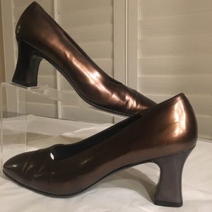 Women’s Size 7-1/2B Ferragamo Pumps